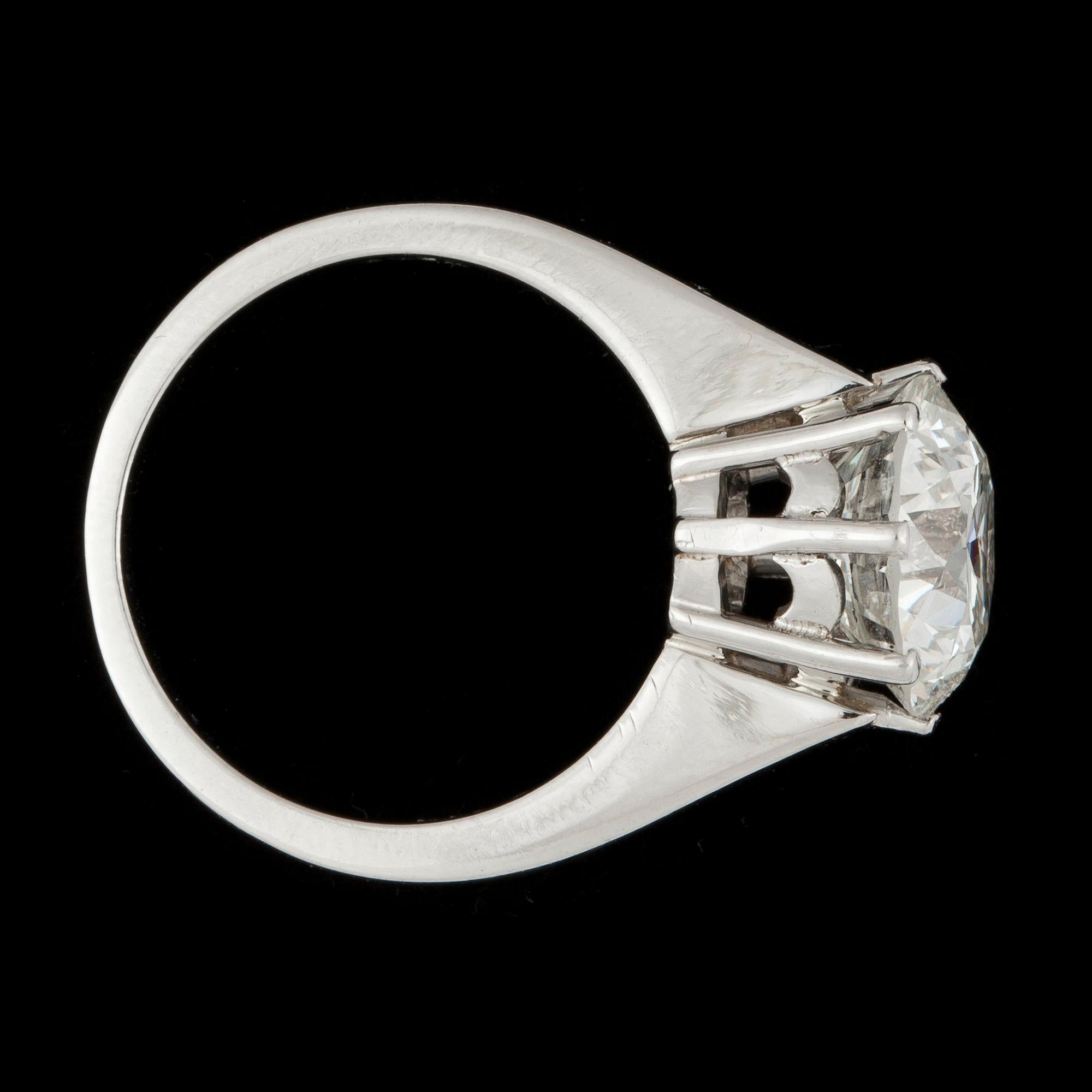 A solitaire diamond 4.03 cts ring. Quality according certificate I/VS1.