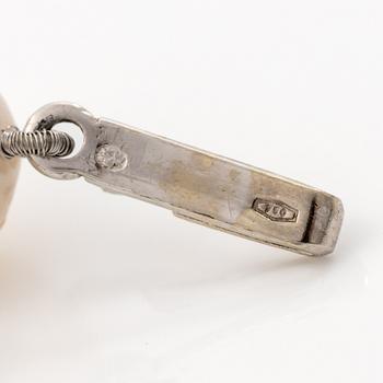 Two pearl necklaces with cultured freshwater pearls, two 18K white gold clasps set with small diamonds.