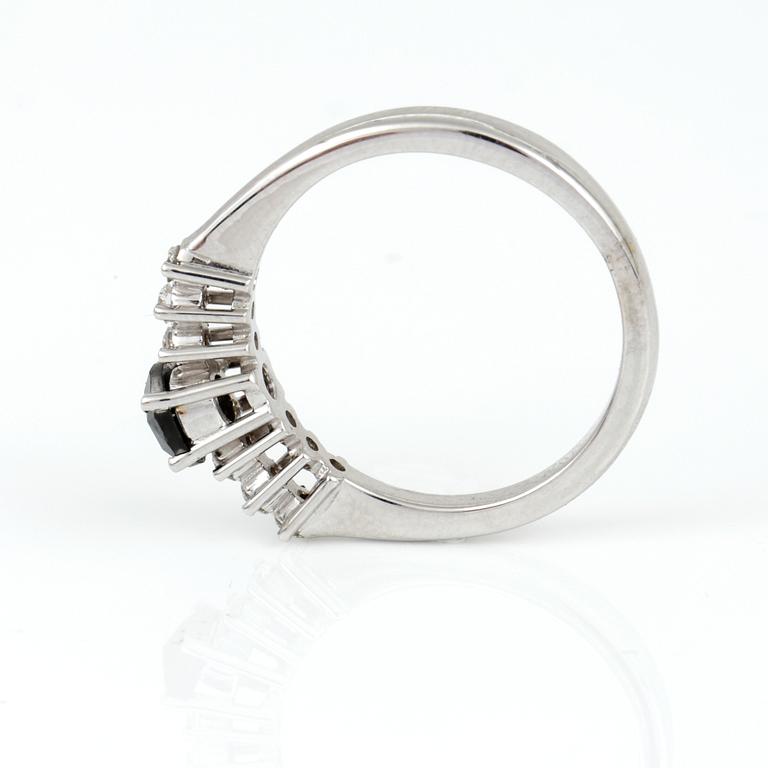 RING, 18K vitguld med rosenslipad svart diamant ca 0,37 ct och briljantslipade diamanter, tot ca 0,13 ct. Vikt 3,41 g.