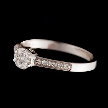 RING, 18K vitguld, 19 briljantslipade diamanter, tot. ca 0,24 ct. Vikt 3,1 g.