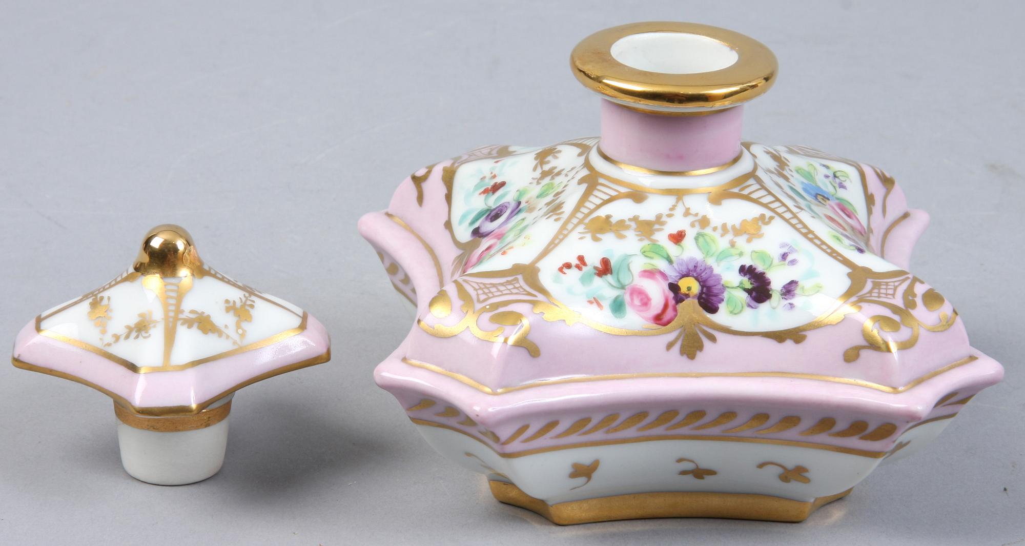 BONBONJÄR samt FLAKONG, porslin, Frankrike, 1900-tal.