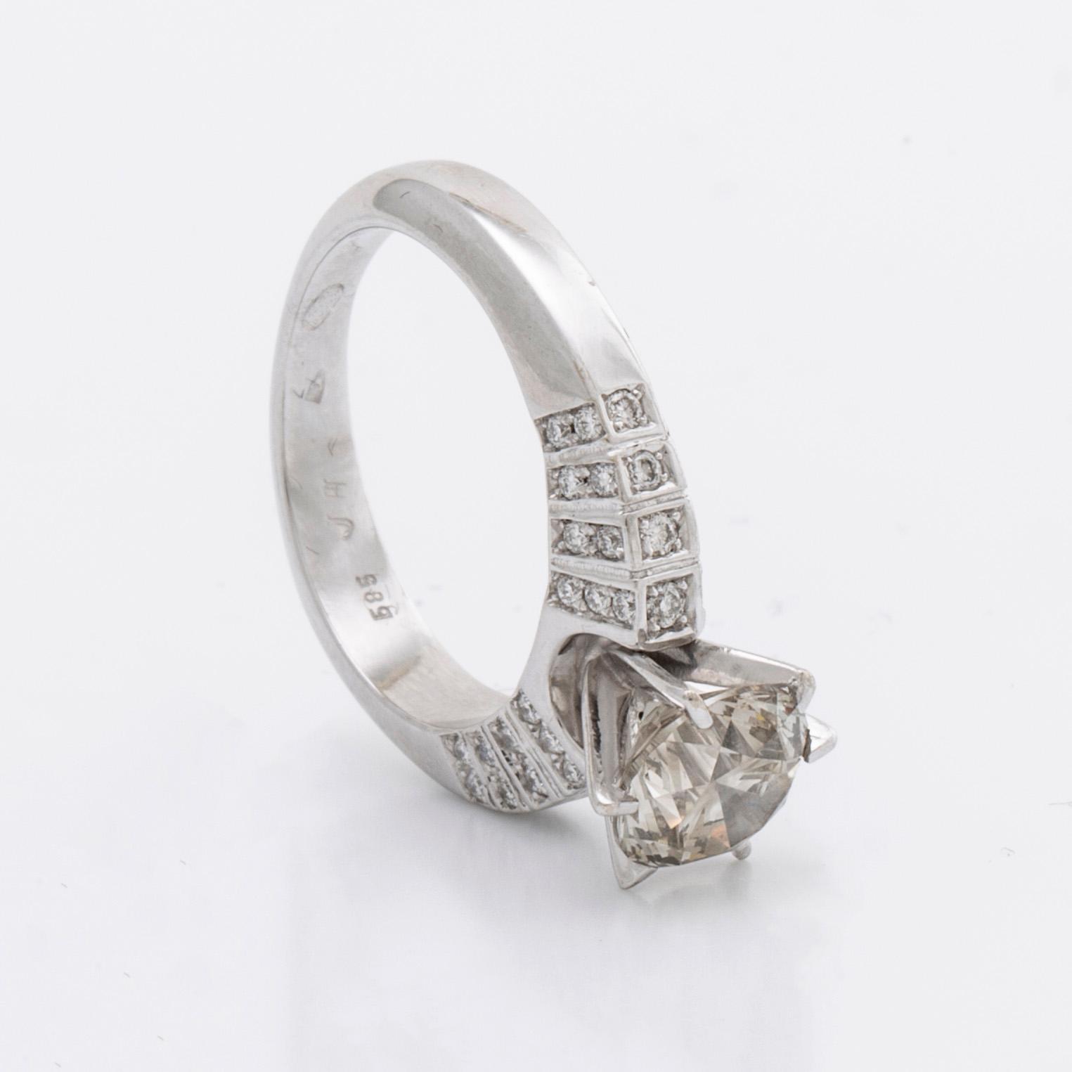 RING 14K vitguld m 1 briljant ca 1,8 ct, ca L-M VS, sidostenar ca 0,25 ct totalt.