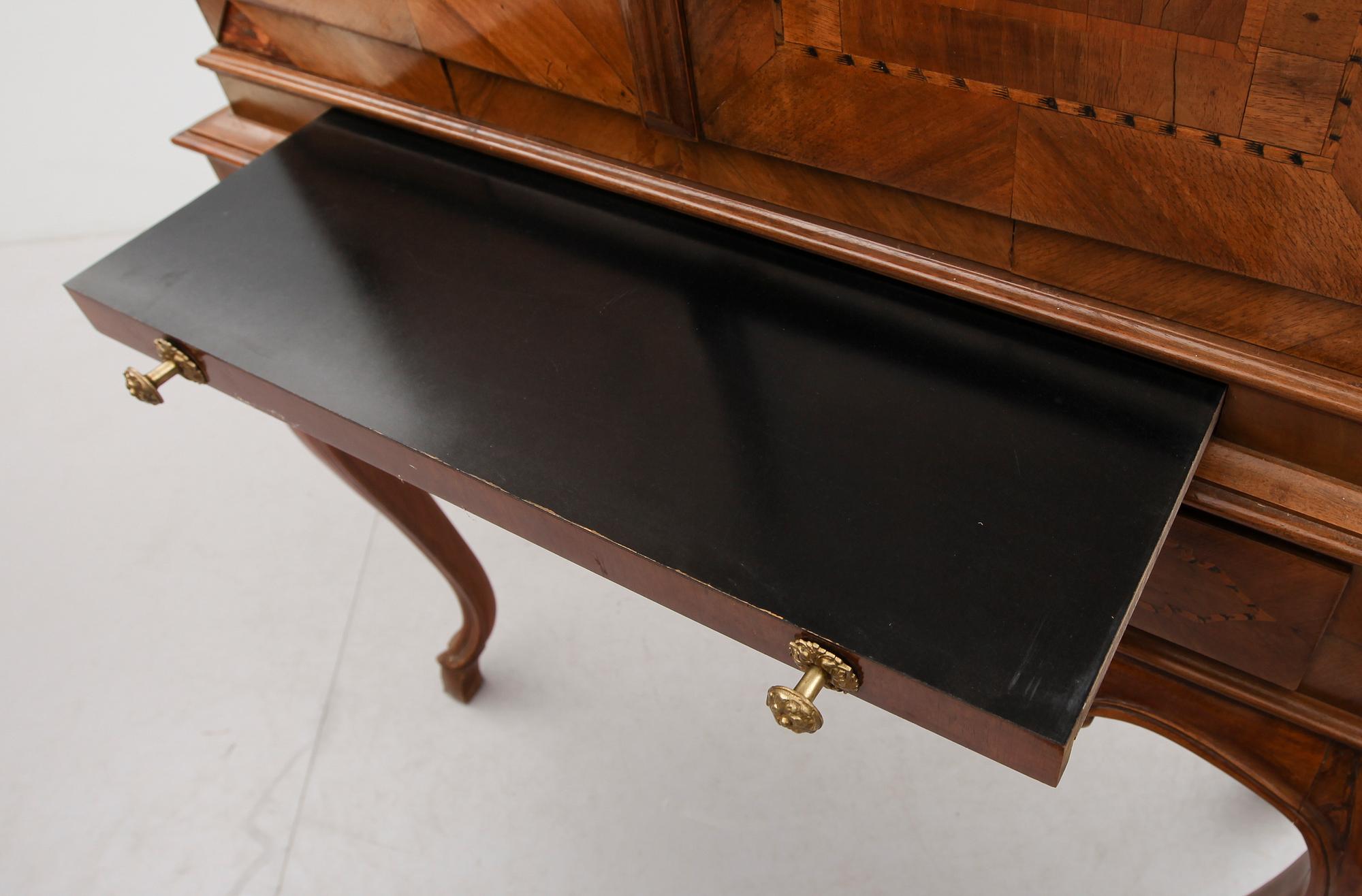 SKÅP PÅ BENSTÄLLNING, delvis rokoko, Sydeuropa, 1700-/1900-tal.