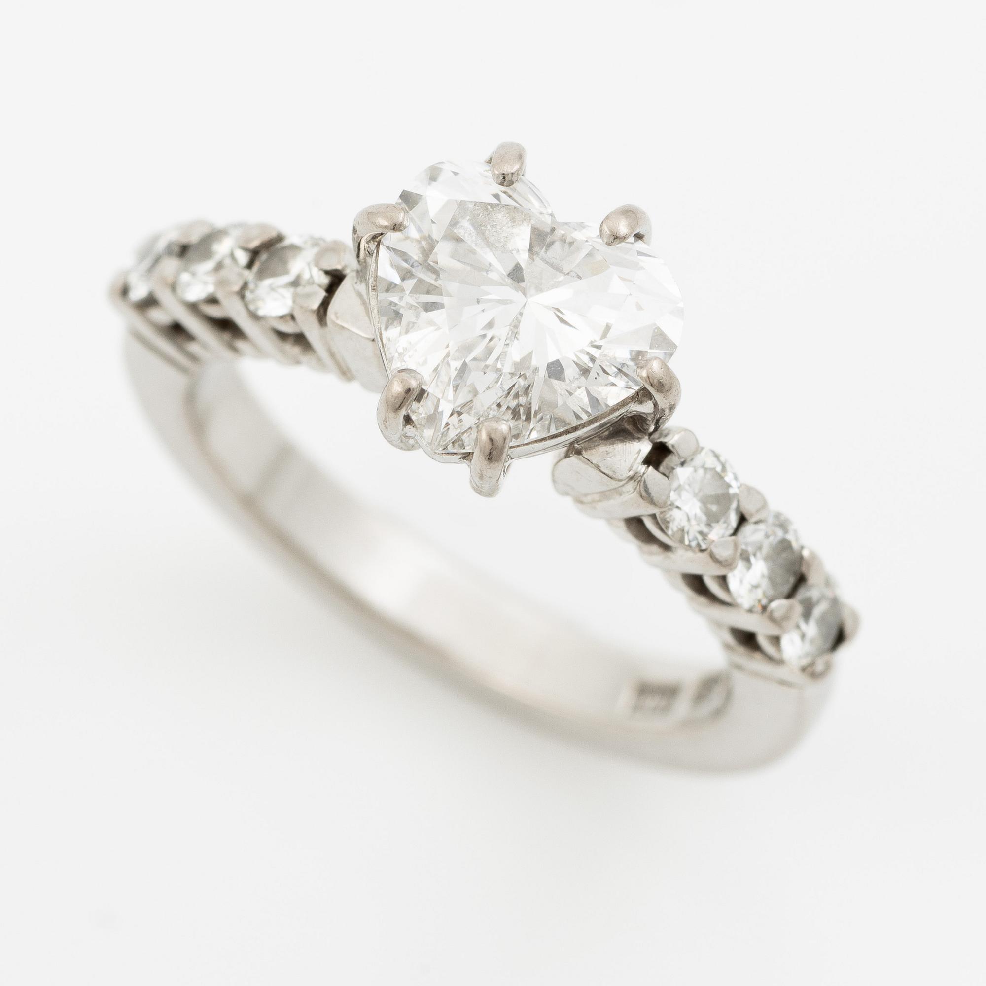 Ring 18K vitguld med hjärtformad briljantslipad diamant.