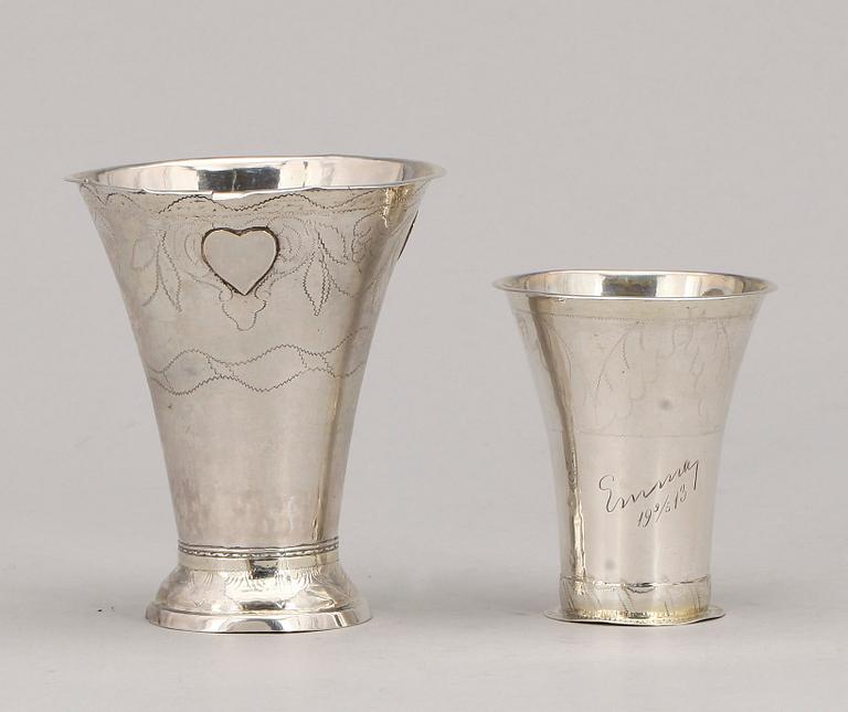 BÄGARE, 2 st, Johan Petter Tullgren, Kristinehamn 1822 resp Lars Magnus Holm, Kristianstad, 1824. Total vikt ca 75 g.