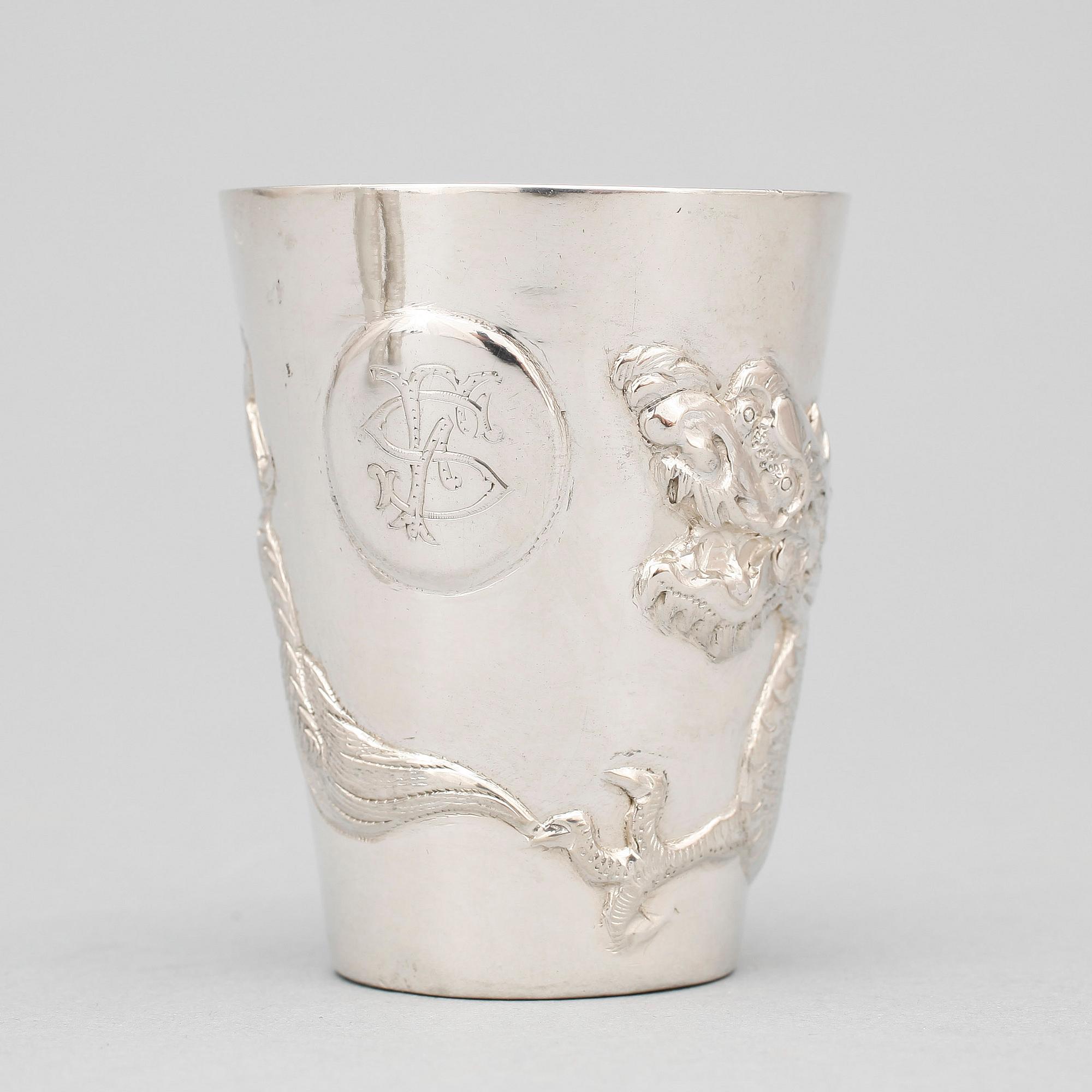 SHAKER samt 6 BÄGARE, silver, Kina 1900-talets första hälft. Total vikt ca 700 g.