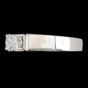 RING, 18 k vitguld, 3 briljantslipade diamanter tot ca 1.14 ct.