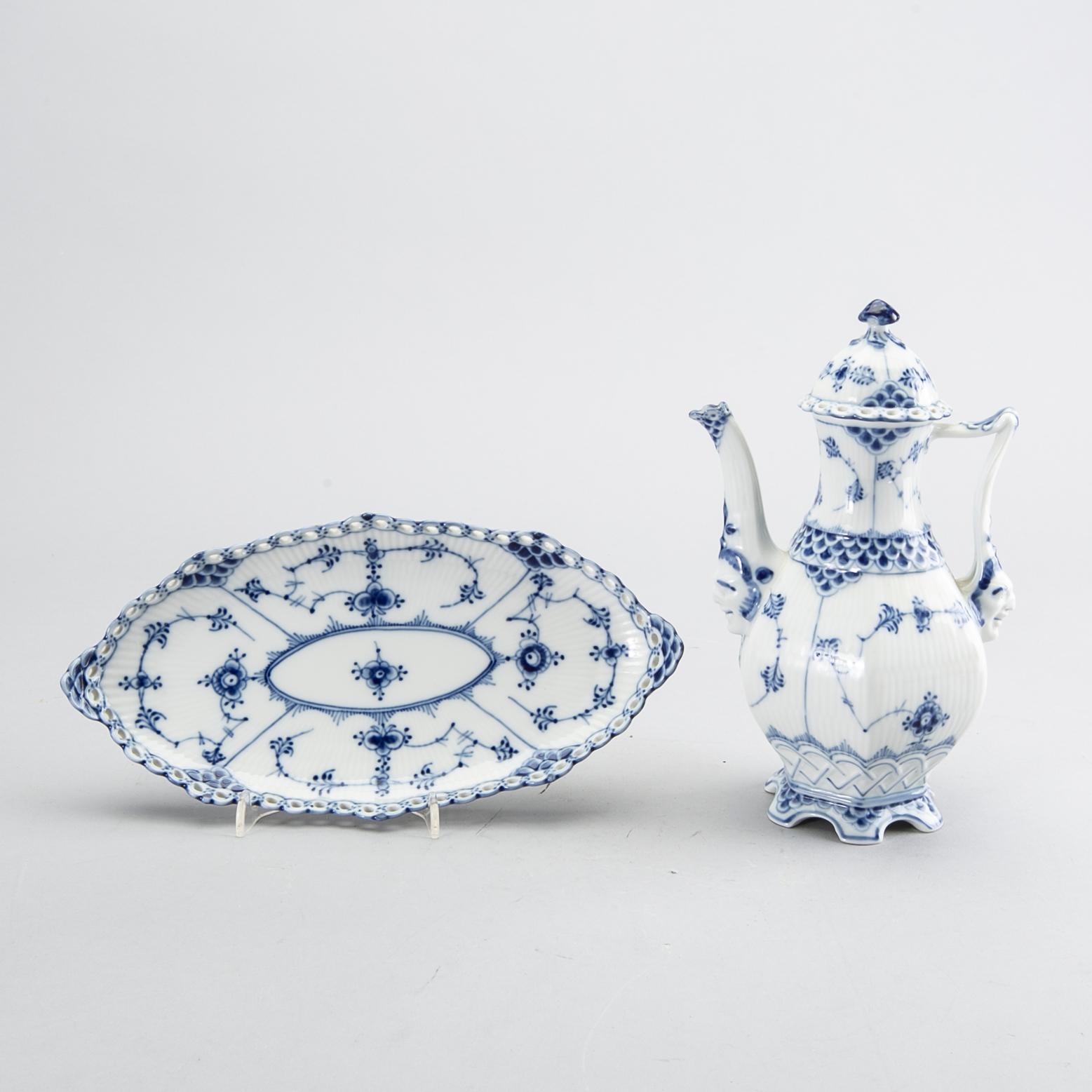 A set of 22 pcs of Musselmalet helbonde porcelain service.