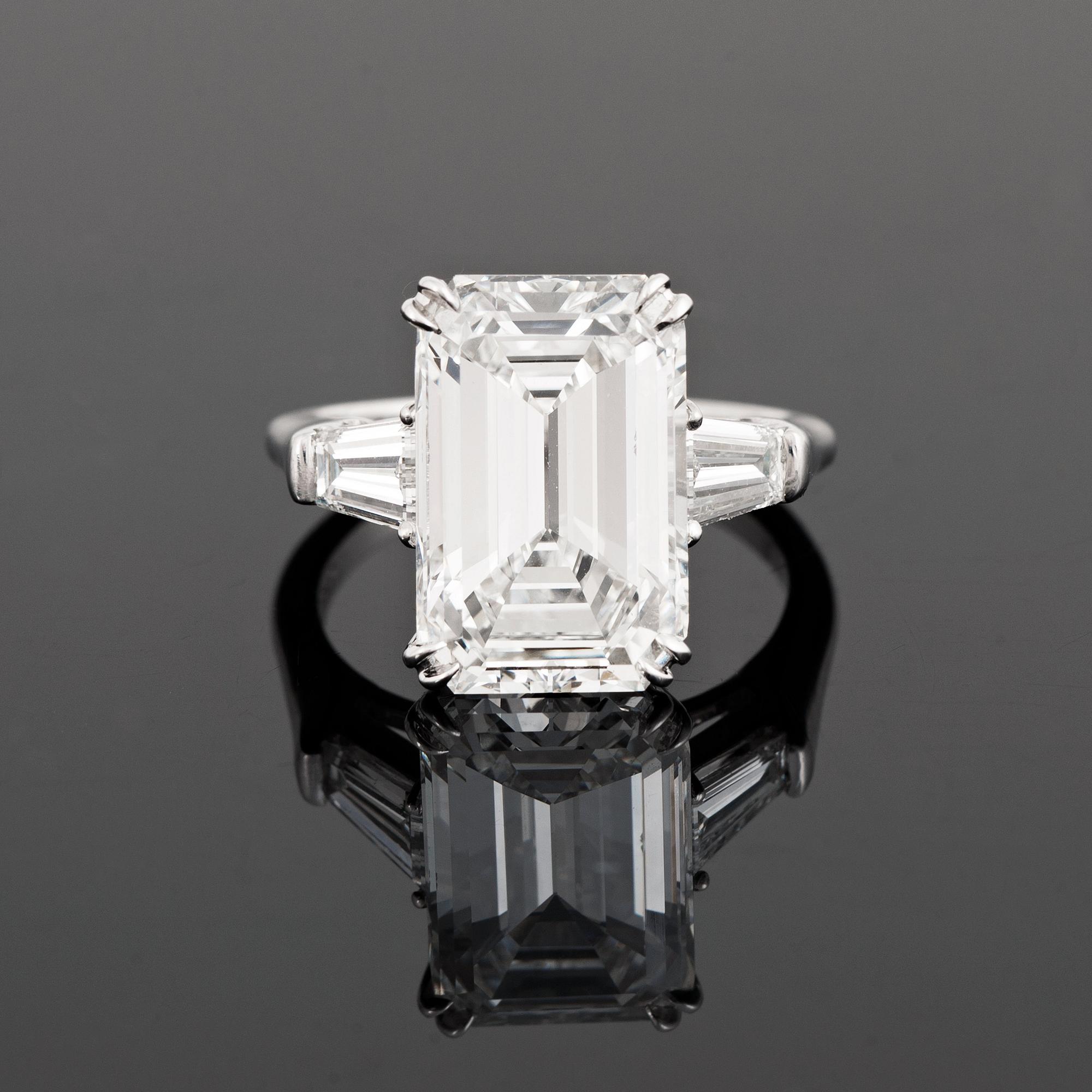 Ring platina med en smaragdslipad diamant.