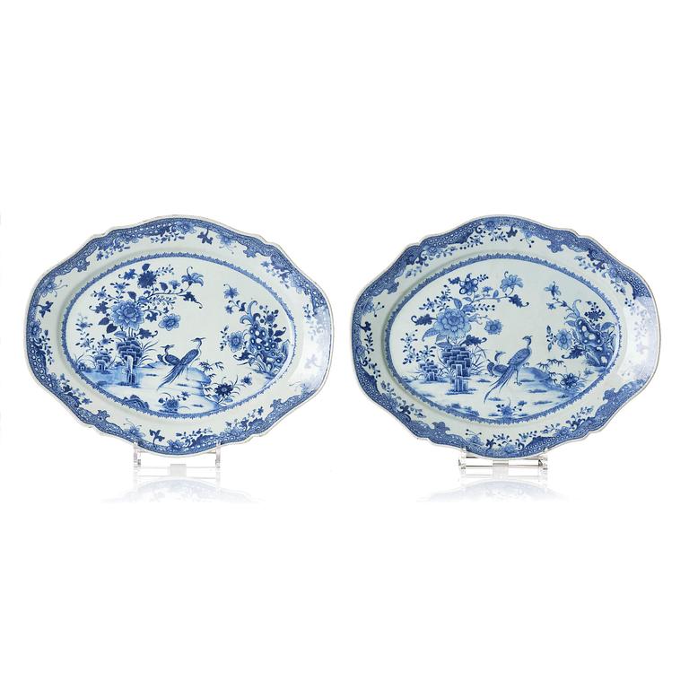 Fat, ett par, porslin. Qingdynastin, Qianlong (1736-95).