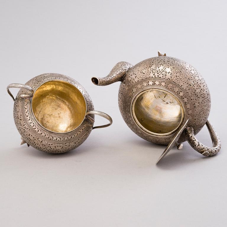 BRICKA med TEKANNA och SOCKERSKÅL, silver, finska kontrollstämplar Harry Bergman, Helsingfors 1964.