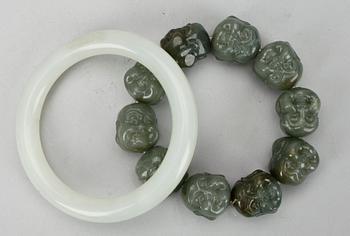 ARMBAND samt ARMRING, nefrit, Kina 1900-tal.