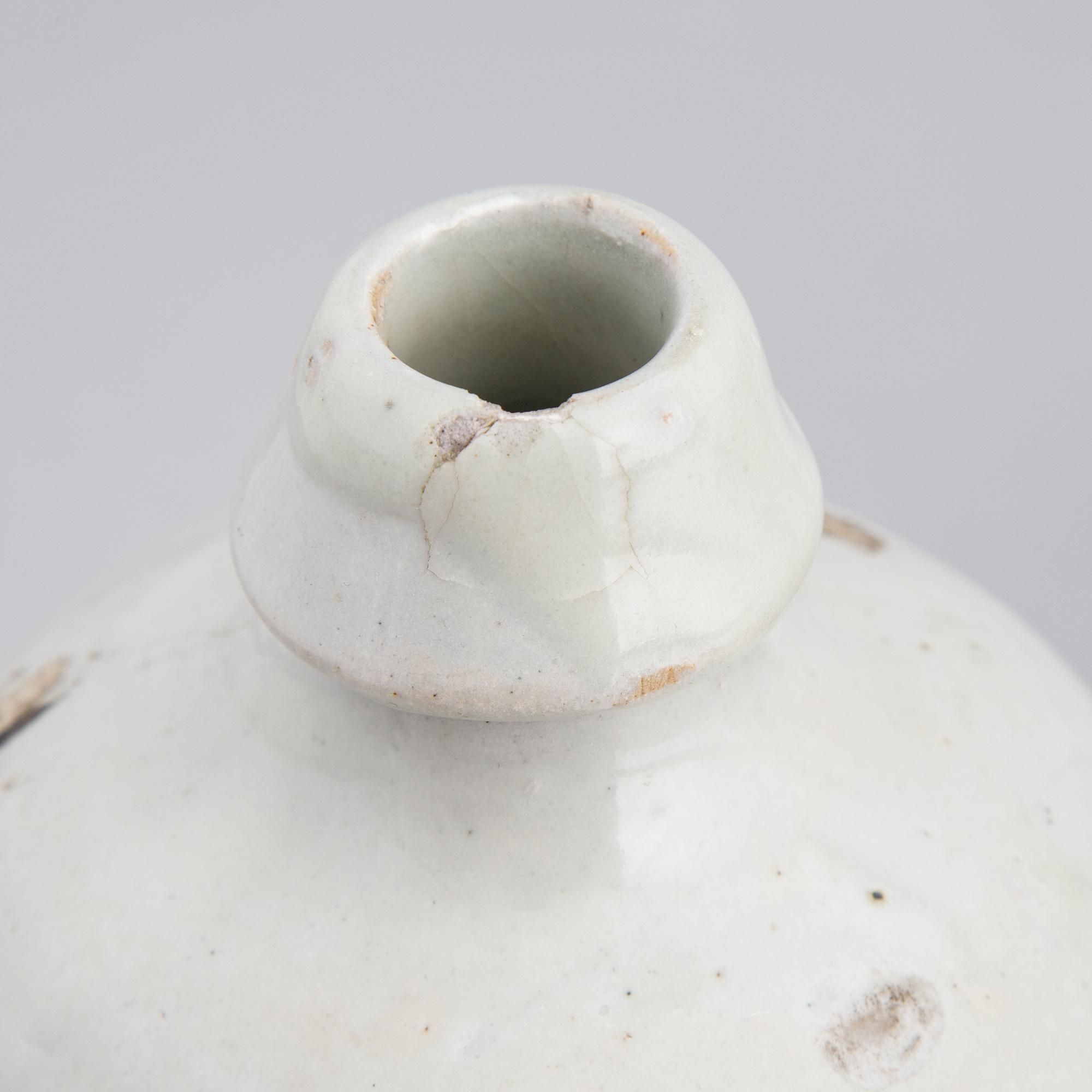 Sakeflaskor, 12 stycken, glaserad keramik, Japan, 1900-talets första hälft samt 1900-talets mitt.