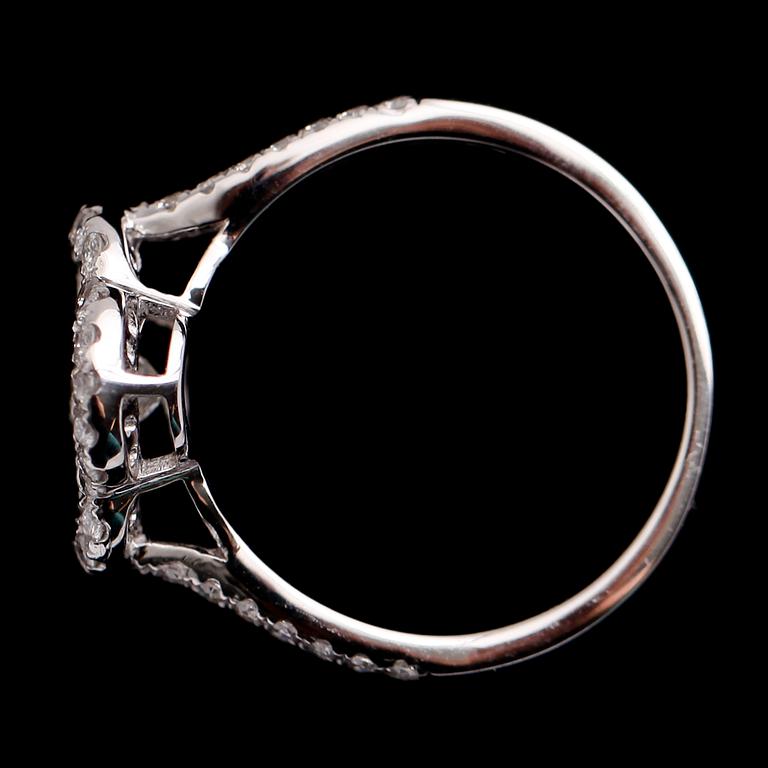 RING, 18 k vitguld, med briljant och marquiseslipade diamanter totalt 1.63 ct.
