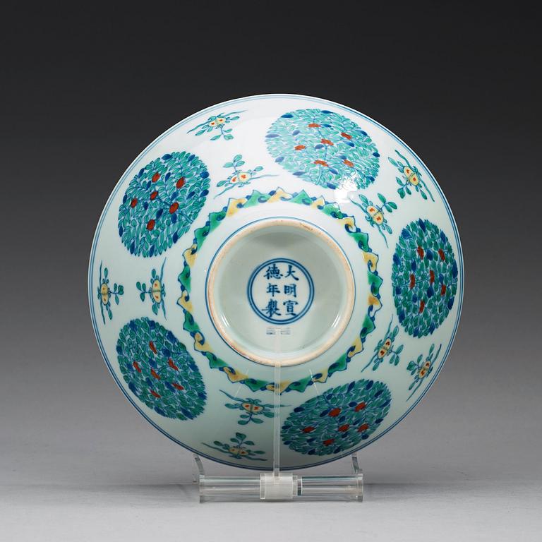 A wucai bowl, Qing dynasty (1644-1912) with Xuande six character mark.