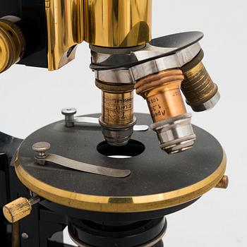 Ernst Leitz Wetzlar, A microscope with a box.