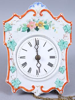 VÄGGPENDYL, s k Schwarzwaldur, porslin, 1800/1900-tal.