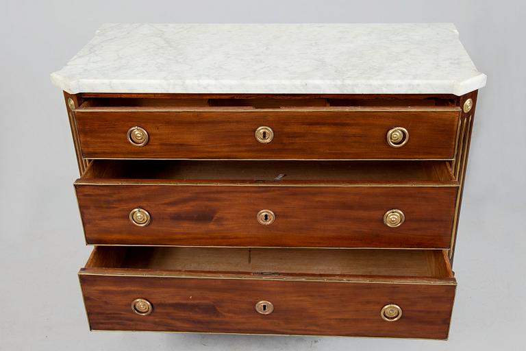 A GUSTAVIAN CHEST OF DRAWERS.