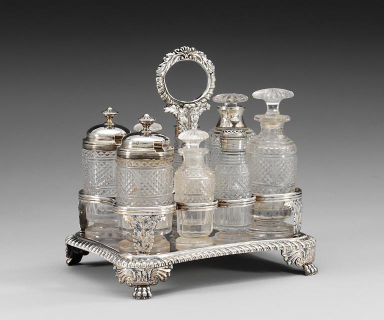 BORDSSURTOUT med 8 FLASKOR med LOCK,  silver och glas. London 1820.