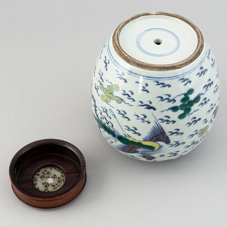 A phenix and dragon jar, Qing dynasty, 18th Century.