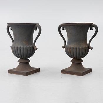 Trädgårdsurnor, ett par, sent 1900-tal.