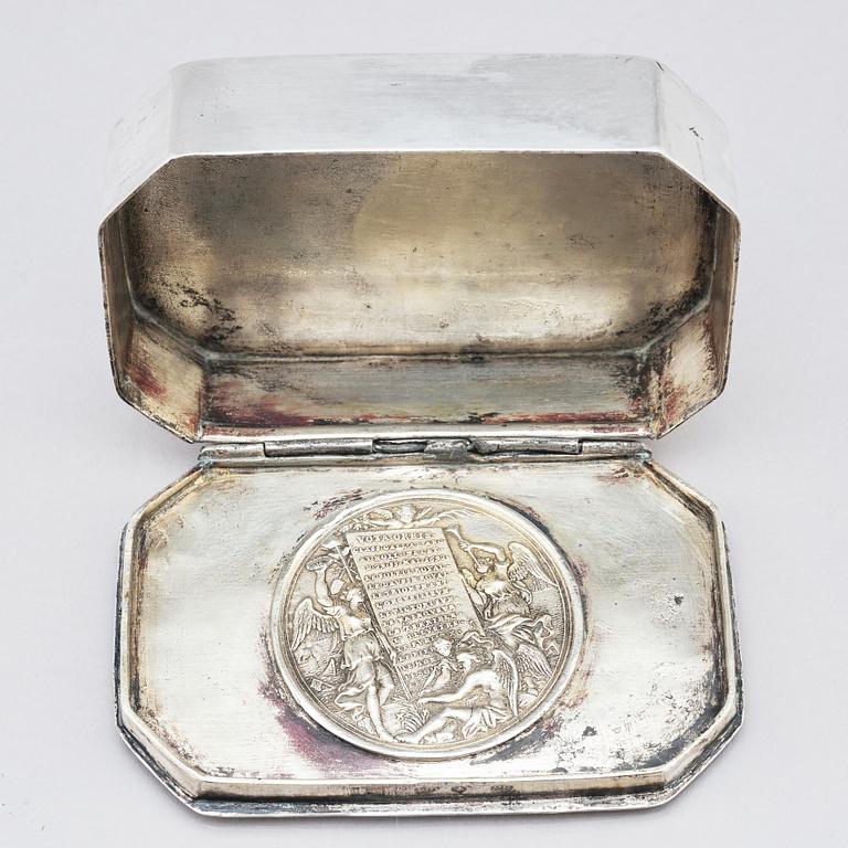 A Baltic late 18th/early 19th century silver-box, mark of Johann Gottfried Möring, Reval 1790-1818.