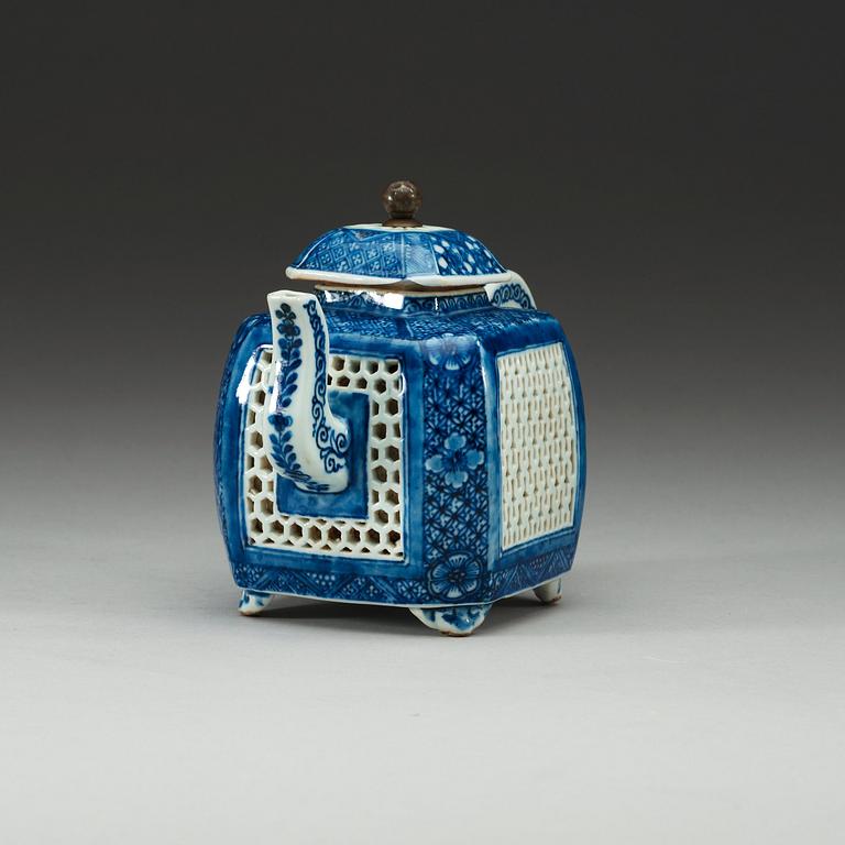 A blue and white tea pot with cover, Qing dynasty.