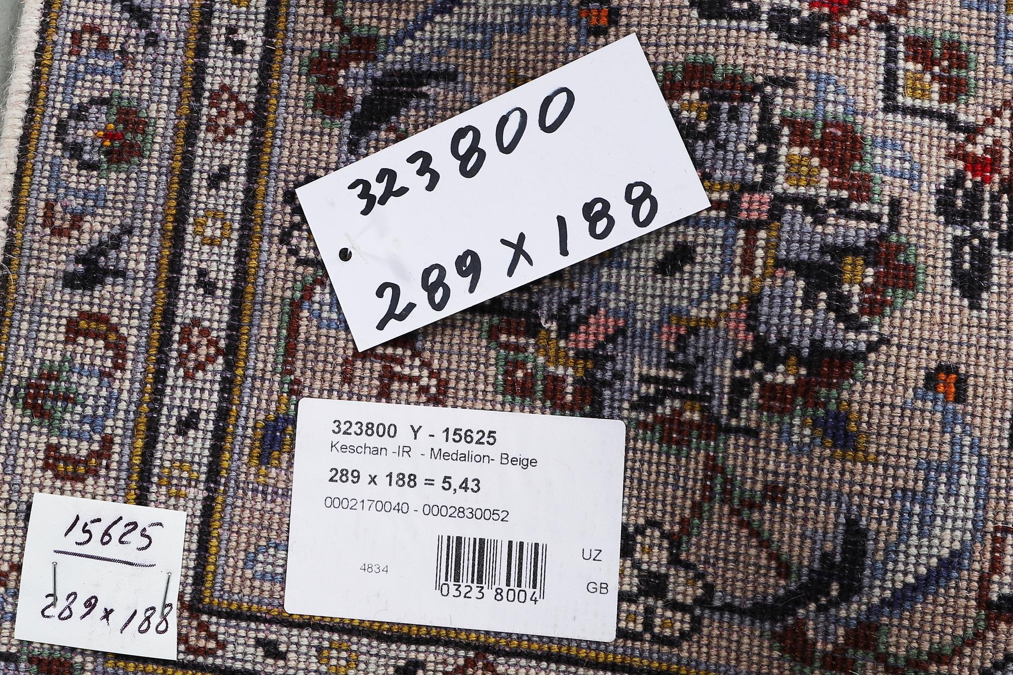 A carpet, Kashan, ca 289 x 188 cm.