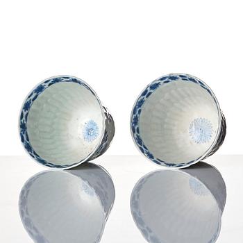 A pair of blue and white cups. Qing dynasty, Kangxi (1662-1722).