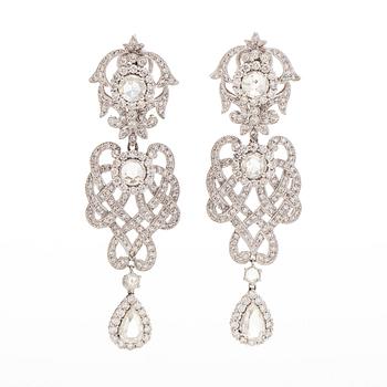 Korvakorut, 18K valkokultaa sekä briljantti- ja ruusuhiottuja timantteja.