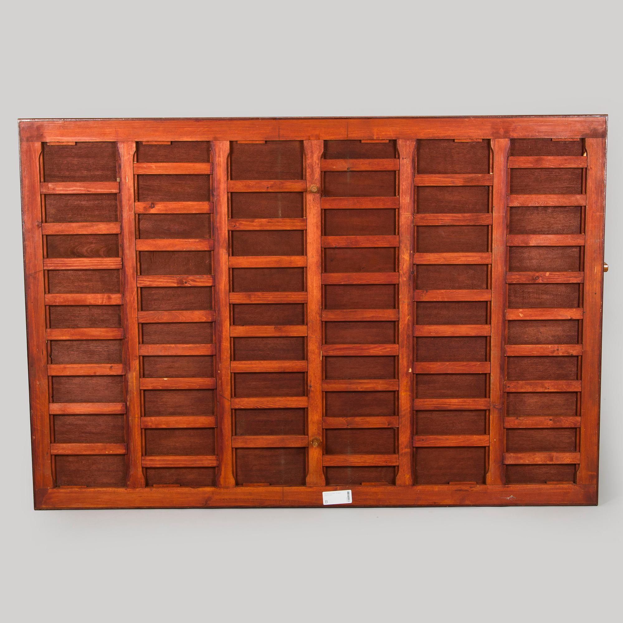 Karl Tirén, An Art Nouveau mahogany dining table with twelve chairs, A.B Naeslunds Möbelfabrik i Umeå, approx. 1901.