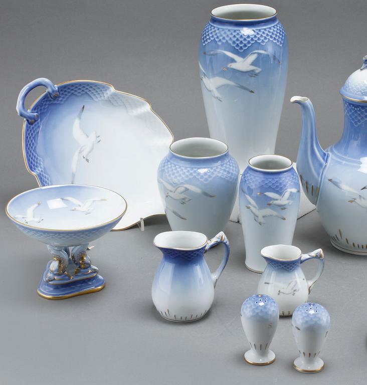KAFFESERVIS, 40 delar, porslin, "Måsen", Bing & Gröndal samt Royal Copenhagen, Danmark, 1900-talets andra hälft.
