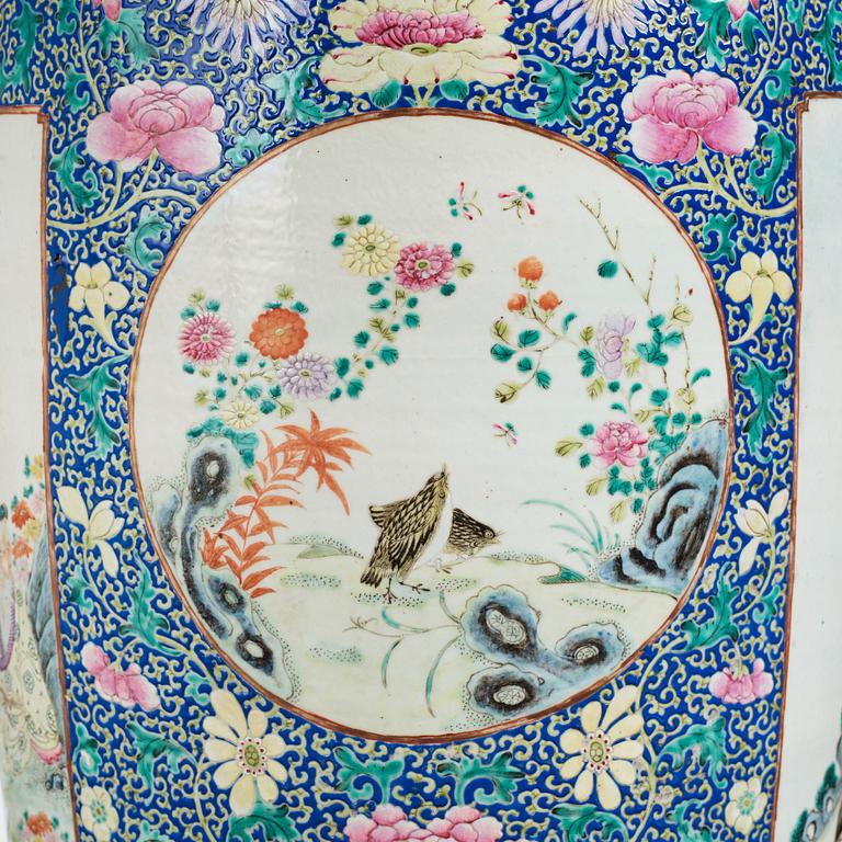 Praktvas, porslin. Qingdynastin, 1800-tal.