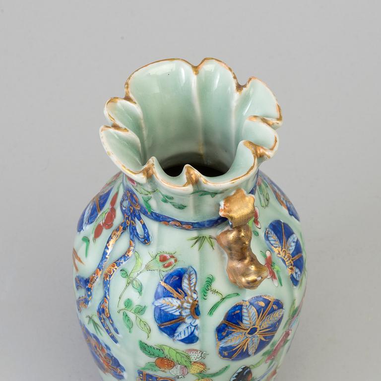 A Canton vase, Qing dynasty, 19th Century.