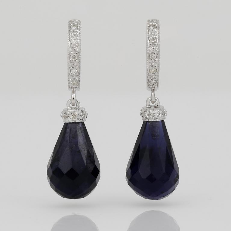 ÖRHÄNGEN, ett par,14K vitguld med rökfärgade topaser och små diamanter. Vikt ca 3,50 g.