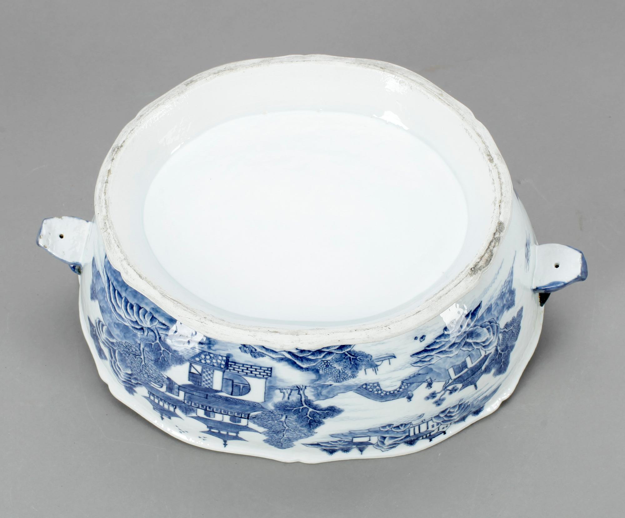 TERRIN MED LOCK, porslin, Kina, 1700-tal.