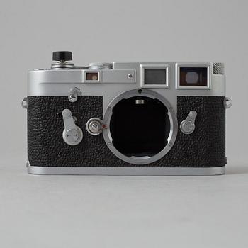 A chrome Leica M3 no 1038140 from Wetzlar 1961 with simmilux 1:1,4/35 with chrome ring M3 eyes.