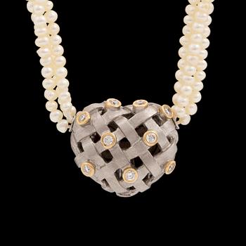 A pearl necklace with clasp, Charlotte Lynggaard, Ole Lynggaard, with brilliant-cut diamonds, 18K white gold.