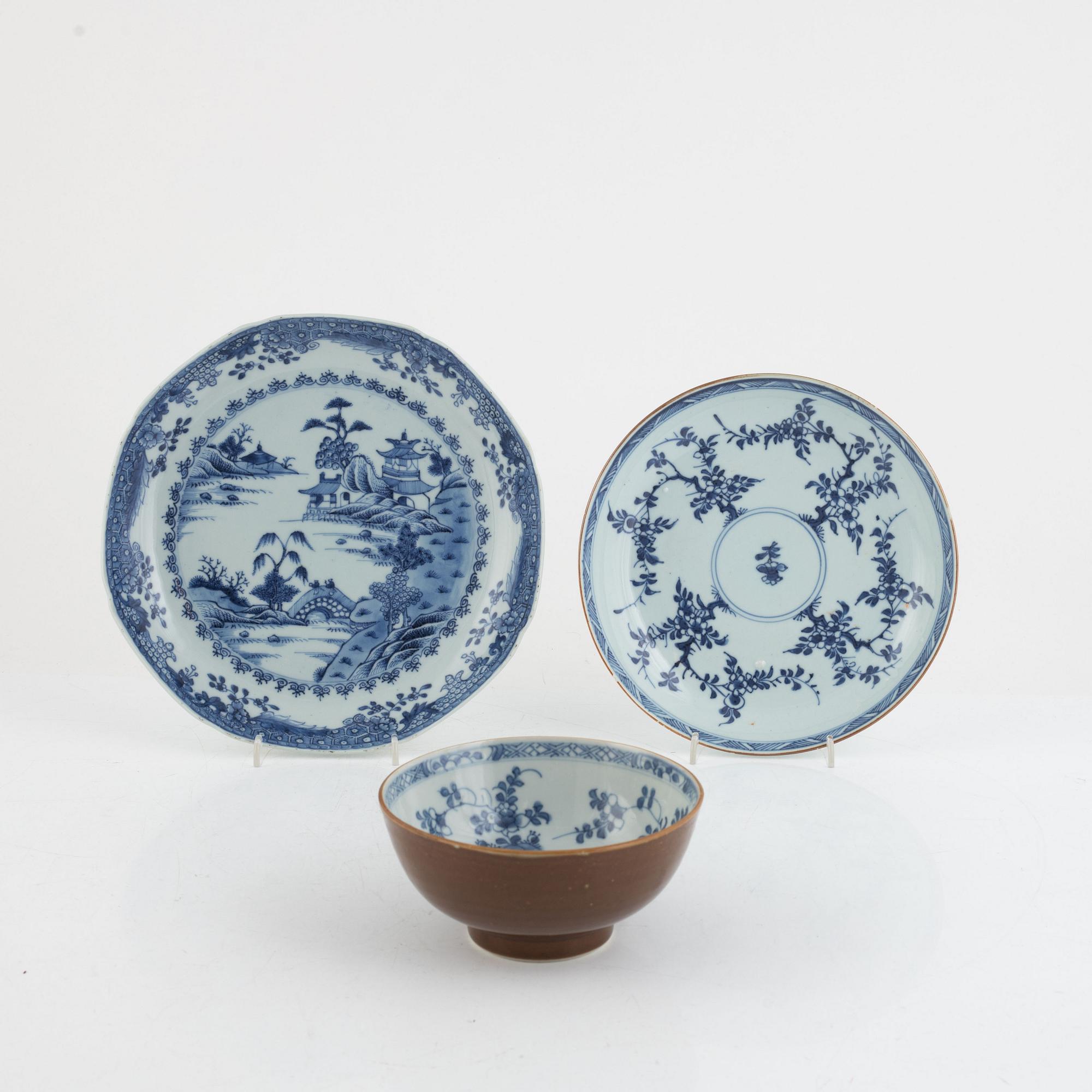 Skål samt två skålfat, exportporslin, Kina, Qingdynsatin, Qianlong (1736-95).