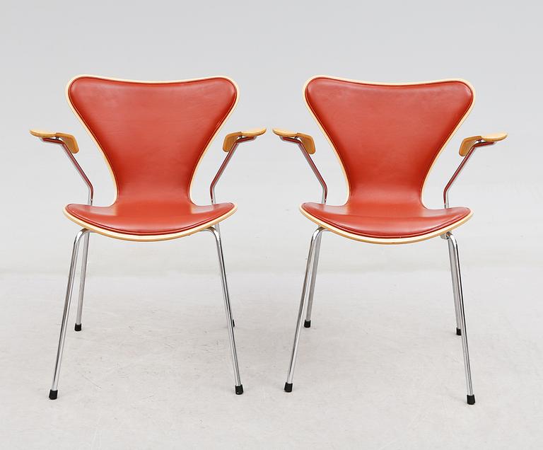 KARMSTOLAR, 1 par, "Sjuan", Arne Jacobsen, Fritz Hansen, 1997.