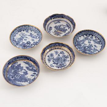 Koppar med fat, nio stycken, porslin, Kina, Qingdynastin, Qianlong (1736-95).