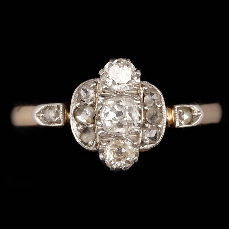 RING, 18k vitguld med gammal- och rosenstensslipade diamanter. 1930-tal. Vikt 2,7g.