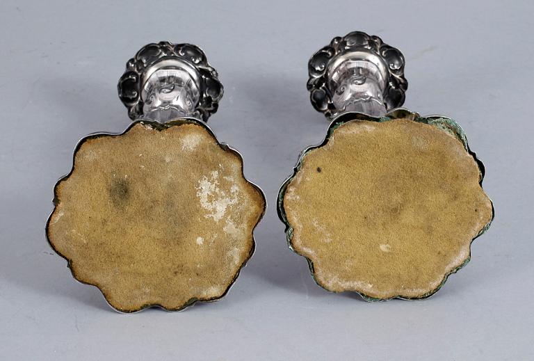 LJUSSTAKAR, ett par, silver, rokokostil, troligen1800-talets slut.