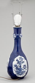 BORDSLAMPA/VAS, porslin, Kina. Kangxi (1662-1722).