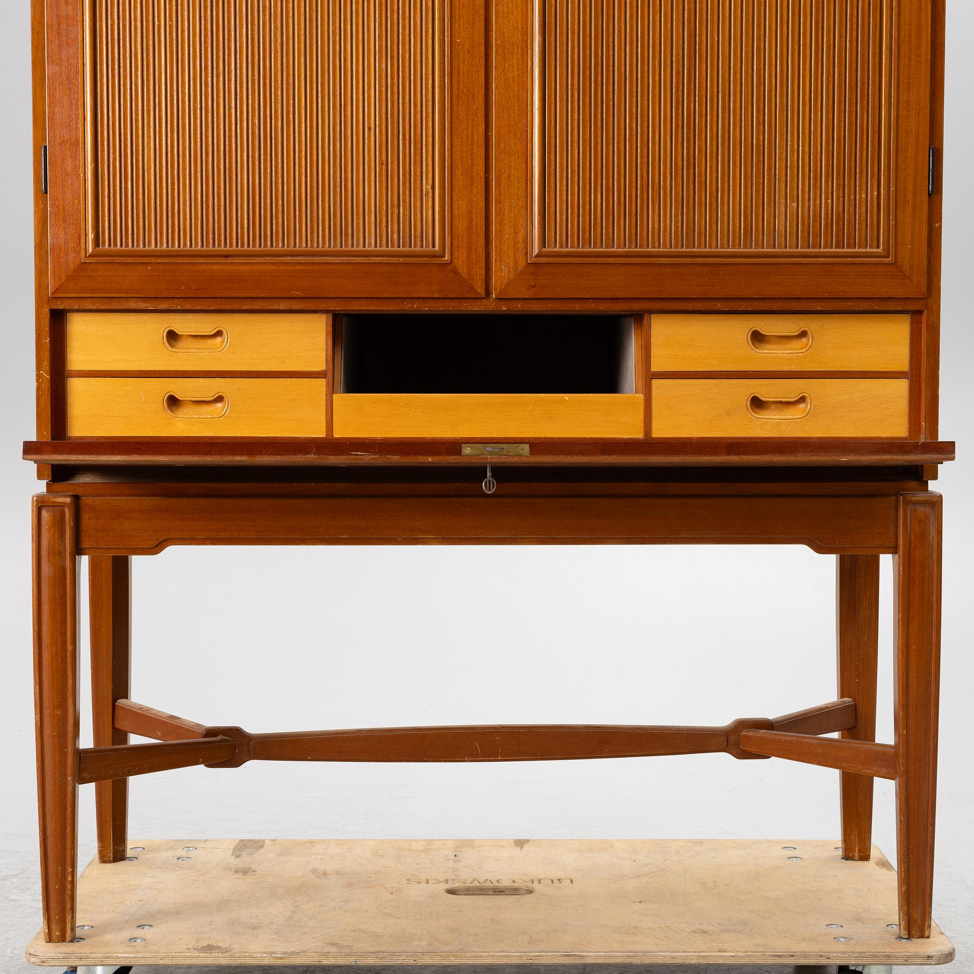 Skåp, Swedish Modern, sannolikt utfört av snickarmästare Hjalmar Jackson eller Hjalmar Wikström, Stockholm, 1940-tal.