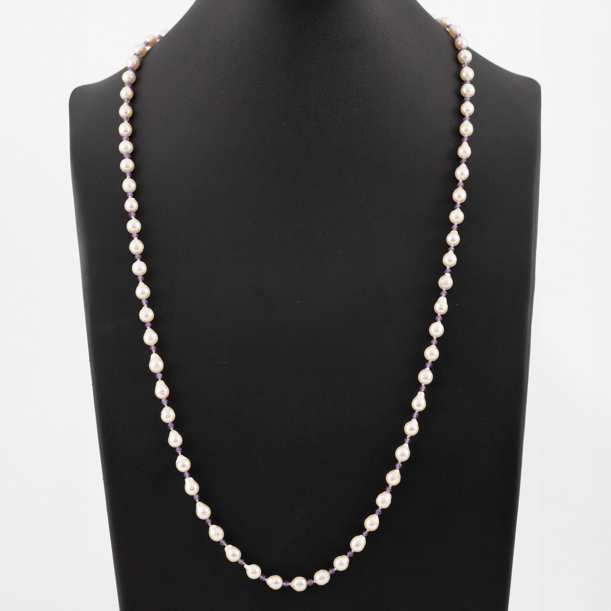 Pearl necklace, cultured pearls and amethysts, with clasp in 18K white gold.