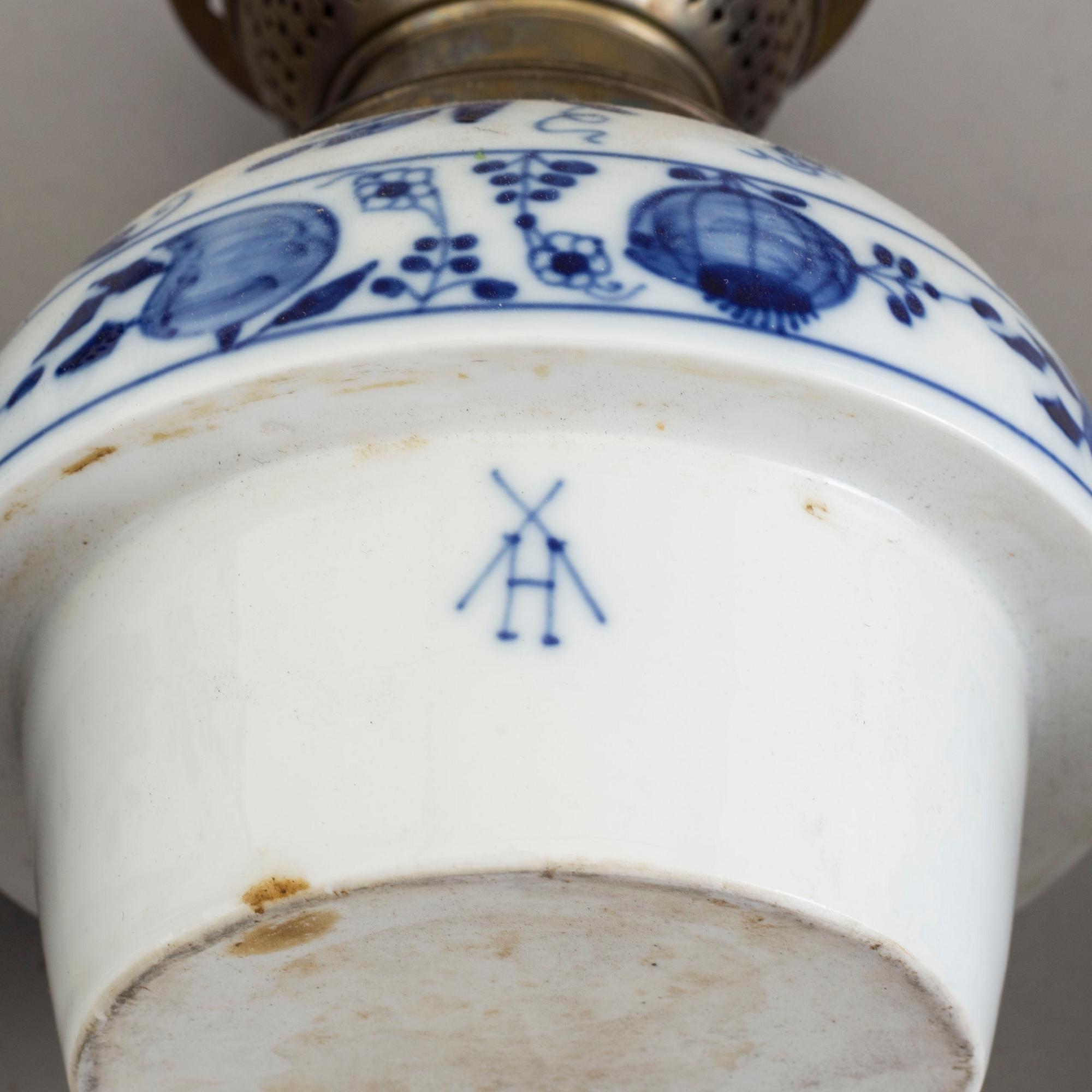 BORDSLAMPOR, ett par, porslin, möjligen Dresden, 1900-talets början.