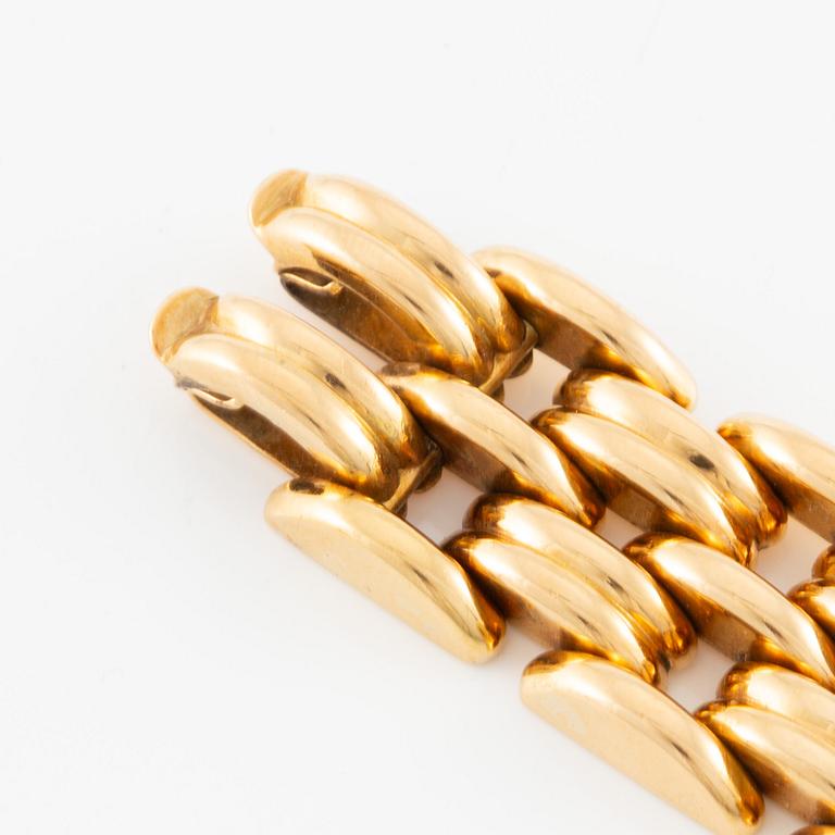 A bracelet in 18K gold.