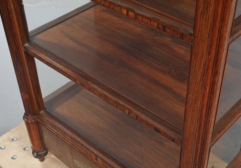 VITRINSKÅP, omkring sekelskiftet 1900.