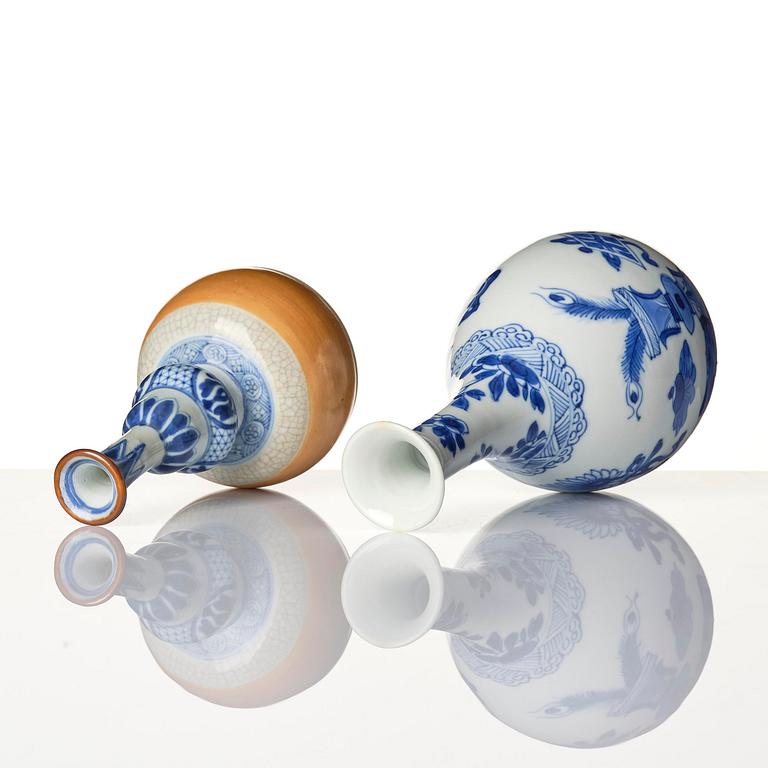 Two blue and white vases, Qing dynasty, Kangxi (1662-1722).